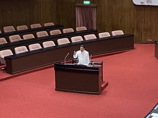 國軍臂章寫「Taiwan Army」惹議 黃仁：國防部是在搞去中華民國化？