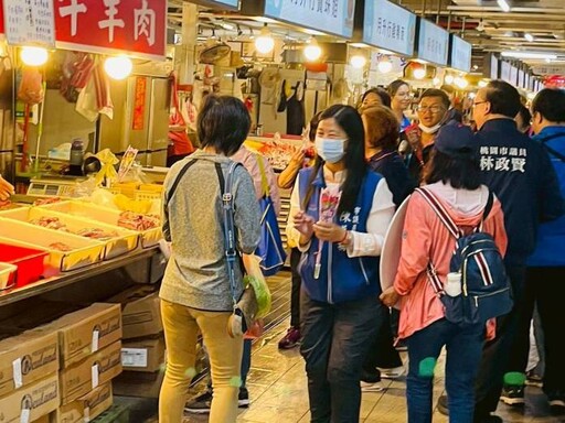 國民黨桃園區黨部前進新永和市場 送出500朵康乃馨
