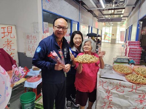 國民黨桃園區黨部前進新永和市場 送出500朵康乃馨