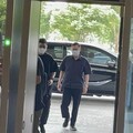 從政風雲到官司纏身！鄭文燦瘦一圈出庭應訊 關鍵錄音今成焦點