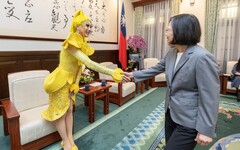 變裝皇后進總統府熱舞 妮妃雅淚謝蔡英文「8年來貢獻成台灣的媽媽」
