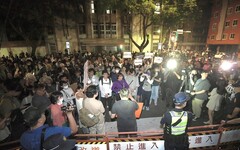 太陽花再起？數百名學生、民眾聚集抗議 激喊：國會改革實質審查