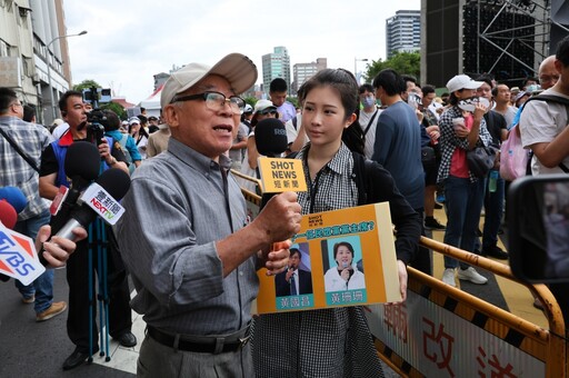 雞排妹現身民眾黨遊行 現場街訪小草「昌、珊誰適合黨主席」