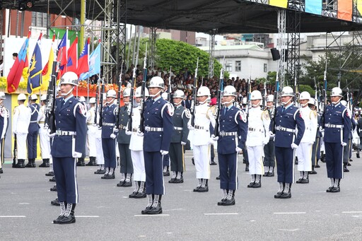 【520就職典禮】陸軍直升機吊掛國旗飛越 雷虎小組3色彩煙衝場