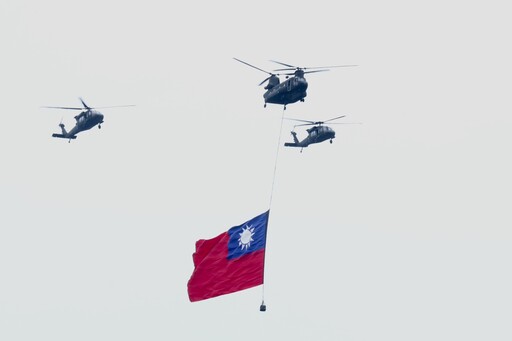 【520就職典禮】陸軍直升機吊掛國旗飛越 雷虎小組3色彩煙衝場
