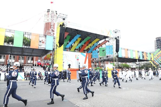 【520就職典禮】陸軍直升機吊掛國旗飛越 雷虎小組3色彩煙衝場