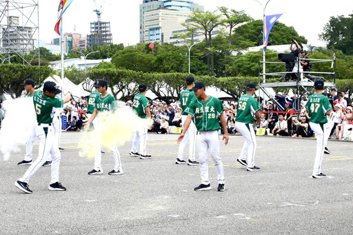 【520就職典禮】陸軍直升機吊掛國旗飛越 雷虎小組3色彩煙衝場