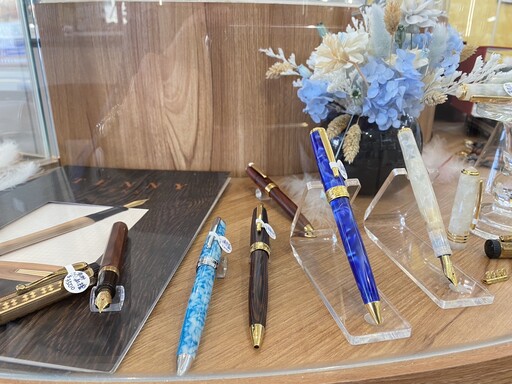 賴清德接翠玉打造國璽就任總統 好友贈「肖楠木鋼筆」簽署首份公文