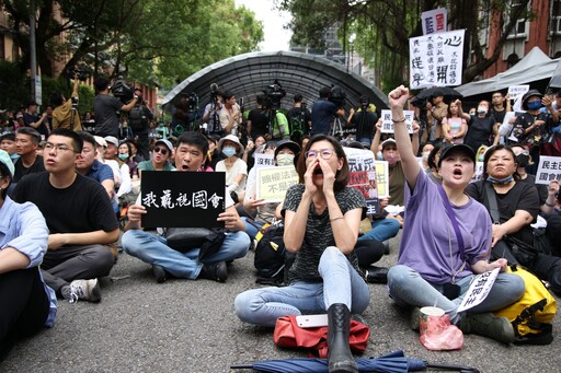 立院藍綠對峙 院外民團集結3千人要長期抗戰「反黑箱」