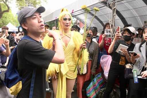 變裝皇后妮妃雅聲援民間團體 手持太陽花抗議反黑箱