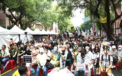 青島東路5千人聚集抗議 民團批立院恐成「超級特偵組」危及民眾隱私