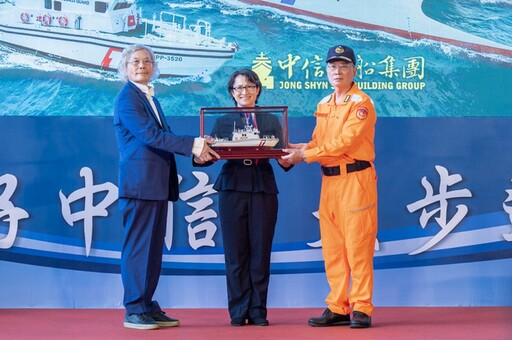巡防艦「永康艦」交船 CG611「長濱艦」蕭美琴命名下水擲瓶