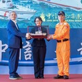 巡防艦「永康艦」交船 CG611「長濱艦」蕭美琴命名下水擲瓶
