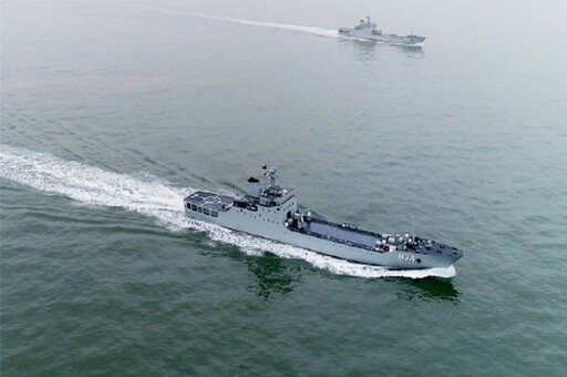 解放軍072A型登陸艦在花東外海巡航 國防部：會持續監控