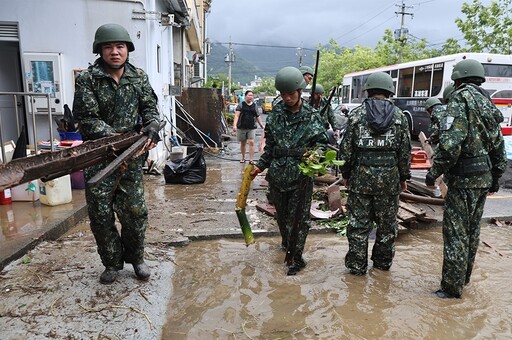 凱米肆虐！國軍「2作戰區」出動 助居民撤離、復原災區
