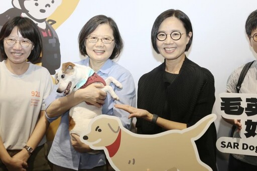 蔡英文帶愛犬樂樂逛搜救犬特展 網友嗨翻「互動超可愛」