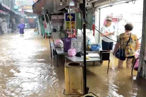 基隆北海岸大豪雨又淹水 金山市場淹到膝蓋、三芝萬里溪水暴漲