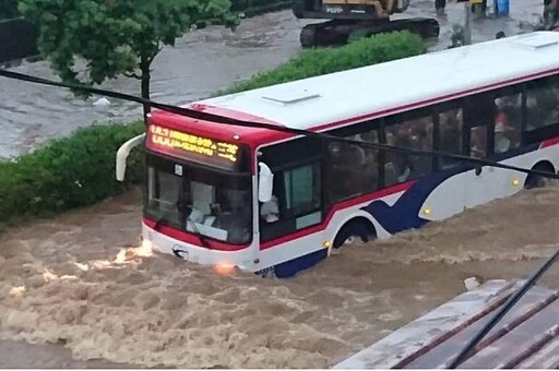 基隆北海岸大豪雨又淹水 金山市場淹到膝蓋、三芝萬里溪水暴漲