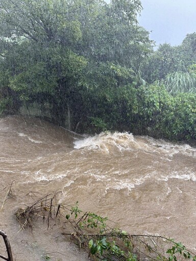 基隆北海岸大豪雨又淹水 金山市場淹到膝蓋、三芝萬里溪水暴漲