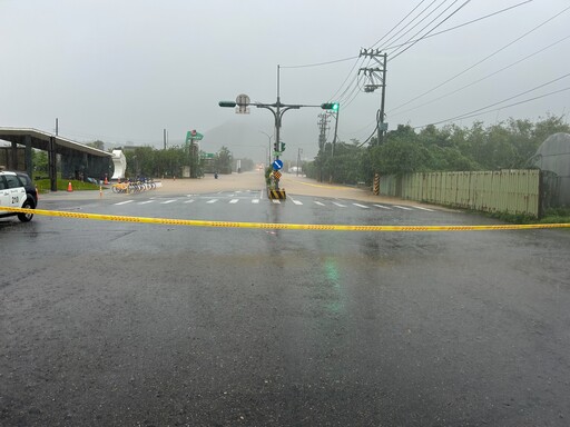 基隆北海岸大豪雨又淹水 金山市場淹到膝蓋、三芝萬里溪水暴漲