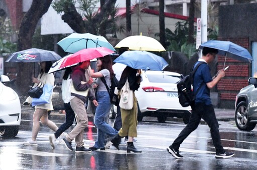 【注意防颱】強颱康芮最快中午登陸 氣象署發布豪雨特報