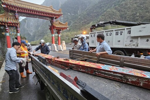 64年地標太魯閣牌樓遭卡車撞壞 「東西橫貫公路」字體全掉落