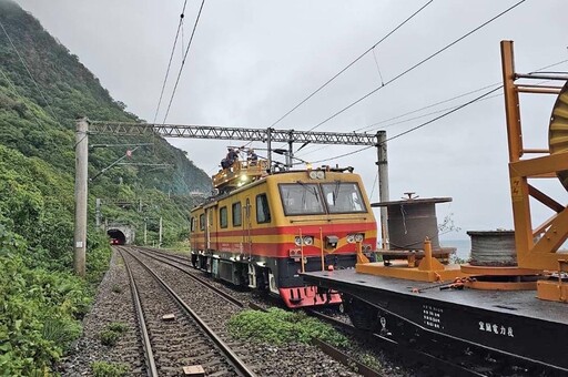 太魯閣號遭「掉落電車線砸中」冒火光停駛 台鐵估下午1點搶修完成