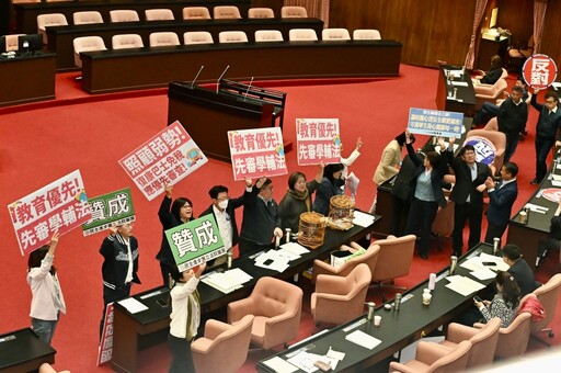 防堵藍營強行通過《選罷法》修法 民進黨團「51戰隊」一早議場集結