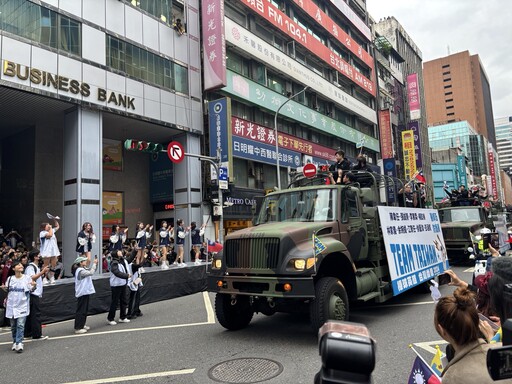 【圖輯】「英雄谷」全場高唱應援曲 民眾揮舞國旗夾道歡迎