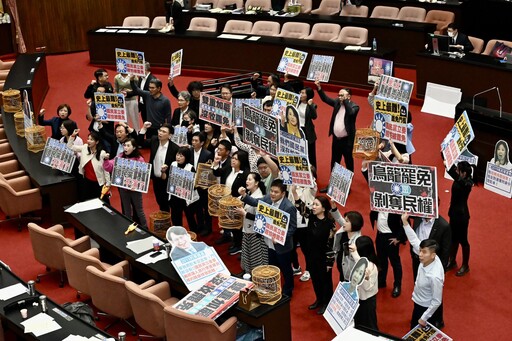 國民黨團突襲審「罷免連署加嚴」 朝野爆發衝突後散會