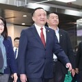 【雙城論壇】上海副市長華源率團抵台 台灣國拉布條抗議、新黨游智彬嗆聲遭架離