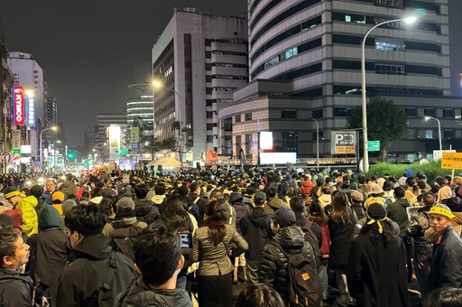 冬季青鳥集結！國民黨中央黨部前抗議 藍營狂播〈囚鳥〉反擊