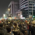 冬季青鳥集結！國民黨中央黨部前抗議 藍營狂播〈囚鳥〉反擊