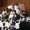 不斷更新／立院議場攻防戰 綠委遭「逐一擊破」、藍委10:38搶下主席台