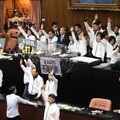 藍營護送韓國瑜上主席台開會 議場再現「舉手表決」