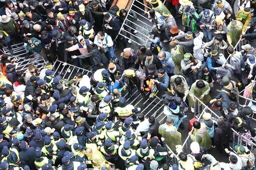 青鳥欲闖立院爆警民衝突 綠委籲別衝動「還有最強大武器」