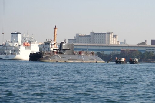 海鯤艦完成泊港軸系校中作業 移船入塢測試