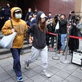 快訊／柯文哲「大帳房」李文宗交保 湊齊800萬加保金、獲釋與妻十指緊扣