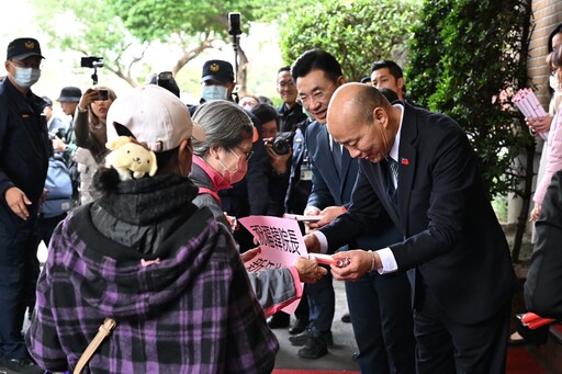 韓國瑜發春聯爆插曲 黑粉亂入露紅內褲嗆「毀憲亂政」