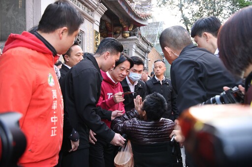 賴清德參拜龍山寺、保安宮發福袋 強調全力維護台灣生存發展