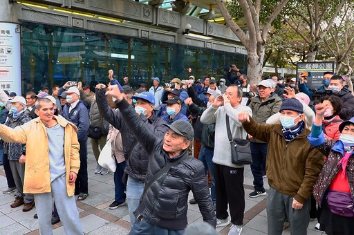 黃國昌到萬華「掃除綠衛兵」 遭民眾比倒讚噓爆：背骨仔、下台啦！