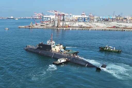 潛艦「海鯤號」出塢移往碼頭進行後續測試 4月將按計劃海測