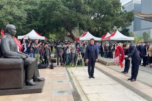 朱立倫向孫中山銅像獻花 遭民眾狠嗆要求下台：3次大選都輸！