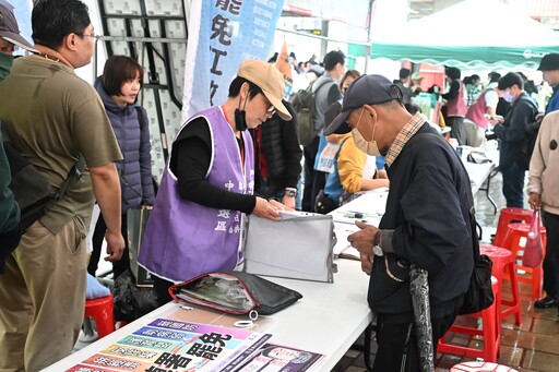 民進黨「人民是頭家」首場政策宣講會 罷團場外擺攤連署人氣飆高