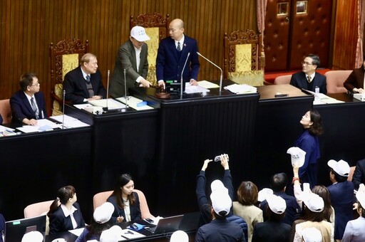 柯建銘衝上立院主席台搶韓國瑜議事槌 藍營嗆：想篡位