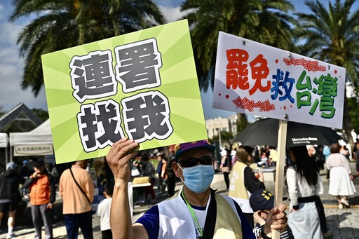 「人民是頭家」花蓮宣講4千人相挺 場外民眾舉牌嗆罷傅崐萁