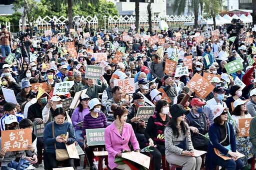 「人民是頭家」花蓮宣講4千人相挺 場外民眾舉牌嗆罷傅崐萁