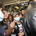中配小微抵達桃機下午離台 高喊「我不服」：我一個堂堂正正中國人沒有錯
