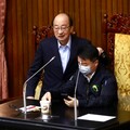 柯建銘、吳秉叡佔主席台 韓國瑜揶揄「別認錯院長」：真的是沒頭髮的這位