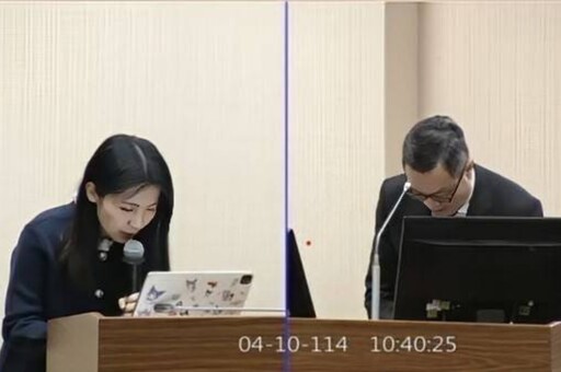 誣指外交官員涉共諜案遭家屬喊告 徐巧芯鞠躬道歉了